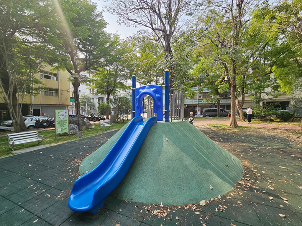 【台中特色公園】小山丘溜滑梯~南區南平公園｜原木攀爬架｜繩網步道&圓形隧道｜鳥巢鞦韆｜臺中美樂地