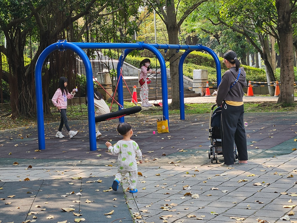 【台中特色公園】彩色溜滑梯遊戲區~南區健康公園｜鳥巢型圓盤鞦韆｜大型攀爬網設施｜臺中美樂地