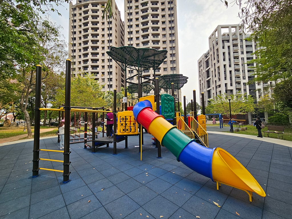 【台中特色公園】複合式主體遊具溜滑梯~南區樹仁公園|滾木獨木橋遊具|攀爬網挑戰區|臺中美樂地 - 第5張圖 【台中特色公園】複合式主體遊具溜滑梯~南區樹仁公園|滾木獨木橋遊具|攀爬網挑戰區|臺中美樂地