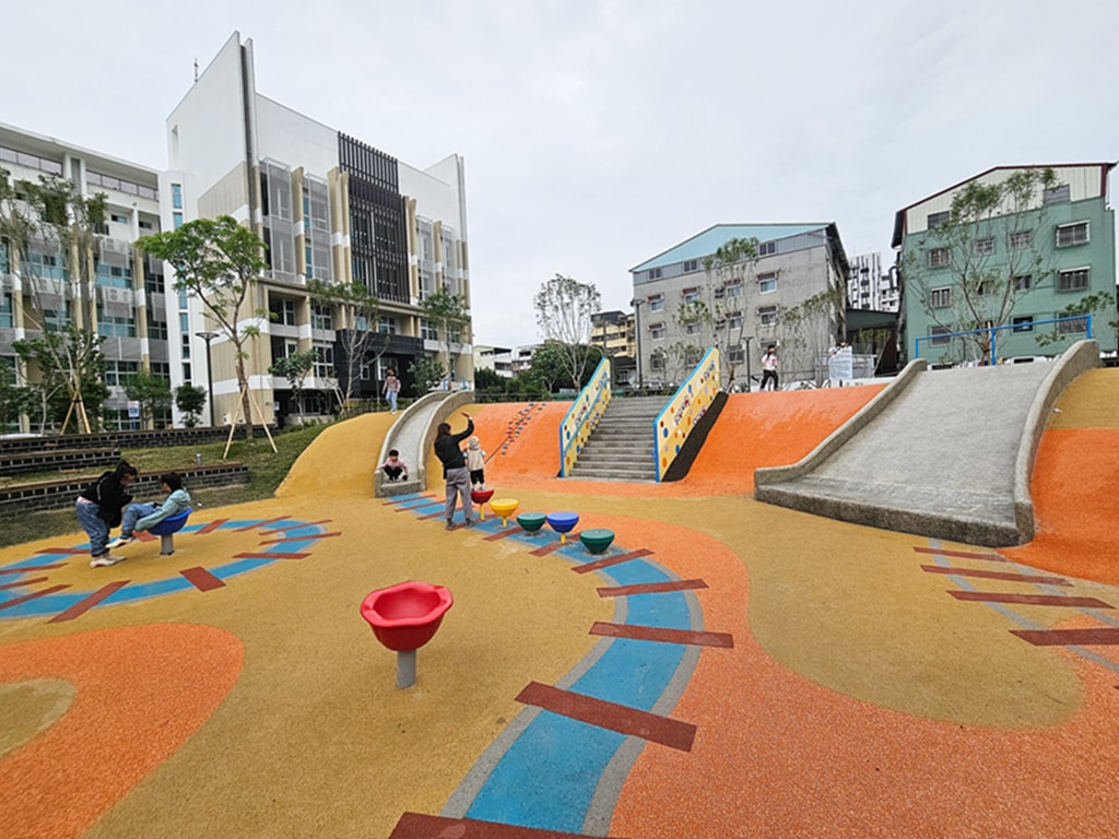 【台中特色公園】迷你鐵道遊戲場~東區公兒30振興公園｜彩色活動地墊＋火車鐵軌主題｜磨石子溜滑梯 & 攀爬牆｜沙坑＆水管涵洞｜臺中美樂地