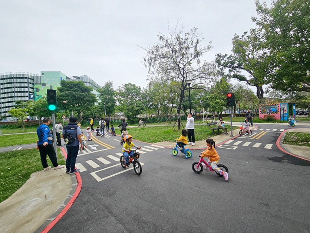 【台中特色公園】交通主題遊戲場 🚦~東區泉源兒童交通公園｜🚲 迷你道路系統｜大型車視野死角體驗區｜旋轉飛椅｜臺中美樂地