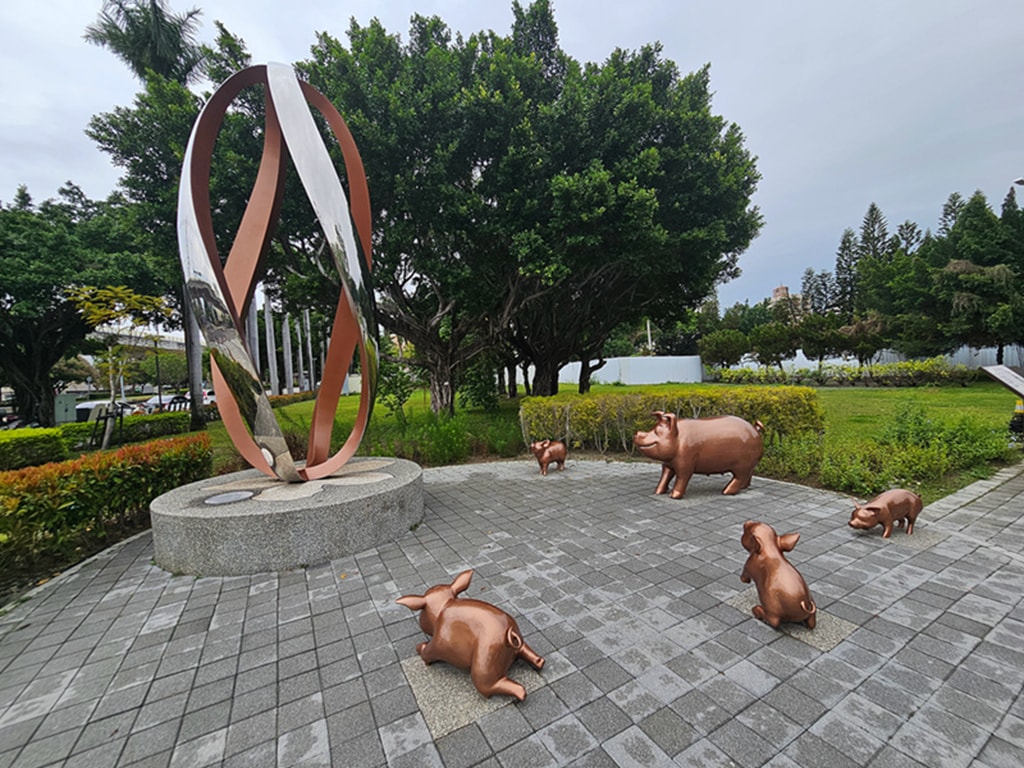 【台中特色公園】豬主題特色遊戲場~北區豬事圓滿公園|攀爬滑梯+旋轉盤親子放電好去處|多功能體健區|必打卡地標|臺中美樂地 - 第5張圖 【台中特色公園】豬主題特色遊戲場~北區豬事圓滿公園|攀爬滑梯+旋轉盤親子放電好去處|多功能體健區|必打卡地標|臺中美樂地