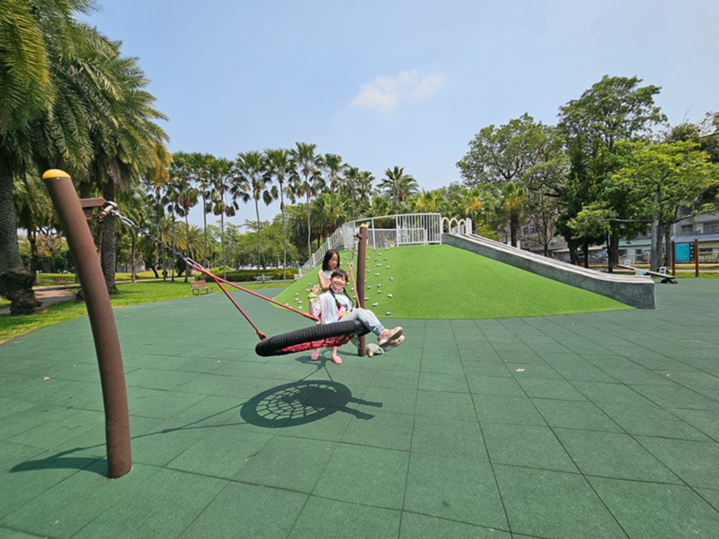 【台中特色公園】綠色山丘遊戲場~東區東峰公園｜🌴 椰林步道｜鳥巢鞦韆｜臺中美樂地