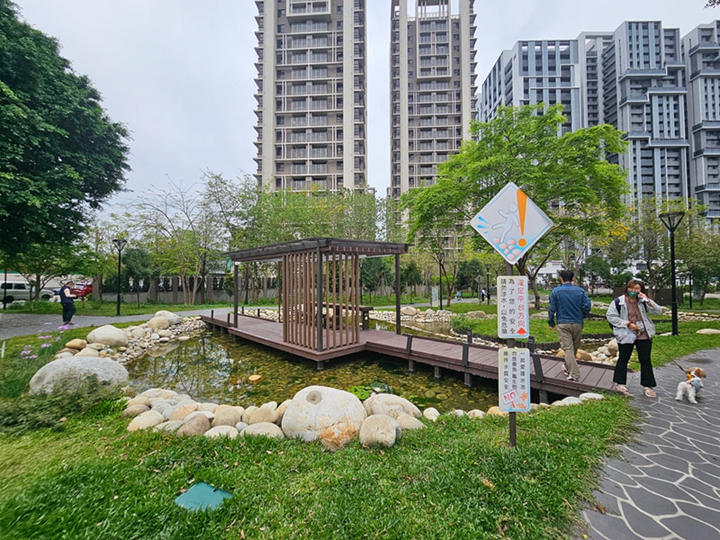 【台中特色公園】糖業故事結合親水景觀~東區蜜糖公園｜糖業小火車遊戲區｜紫嬌花步道｜臺中美樂地