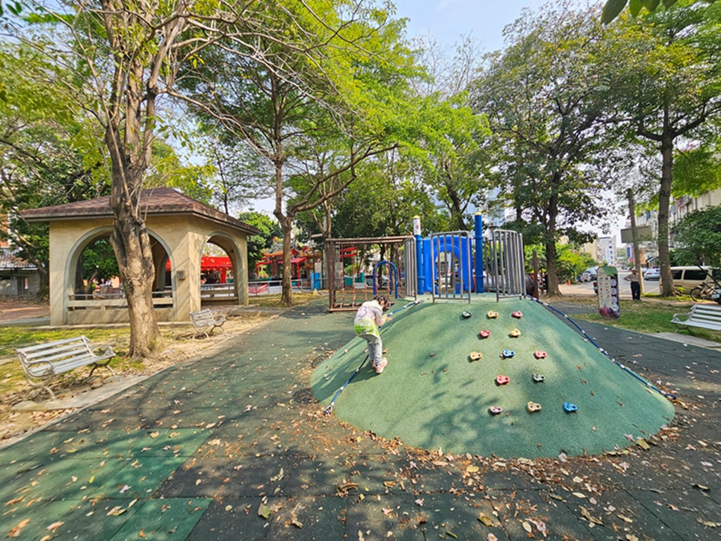 【台中特色公園】小山丘溜滑梯~南區南平公園｜原木攀爬架｜繩網步道&圓形隧道｜鳥巢鞦韆｜臺中美樂地