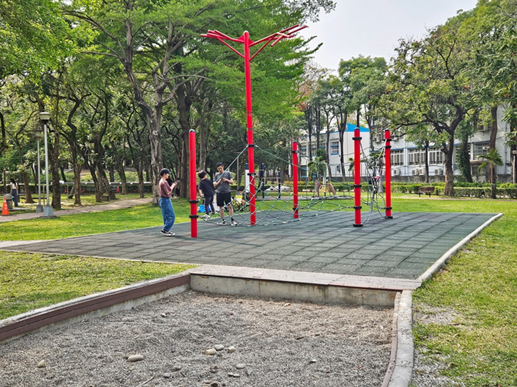 【台中特色公園】彩色溜滑梯遊戲區~南區健康公園｜鳥巢型圓盤鞦韆｜大型攀爬網設施｜臺中美樂地