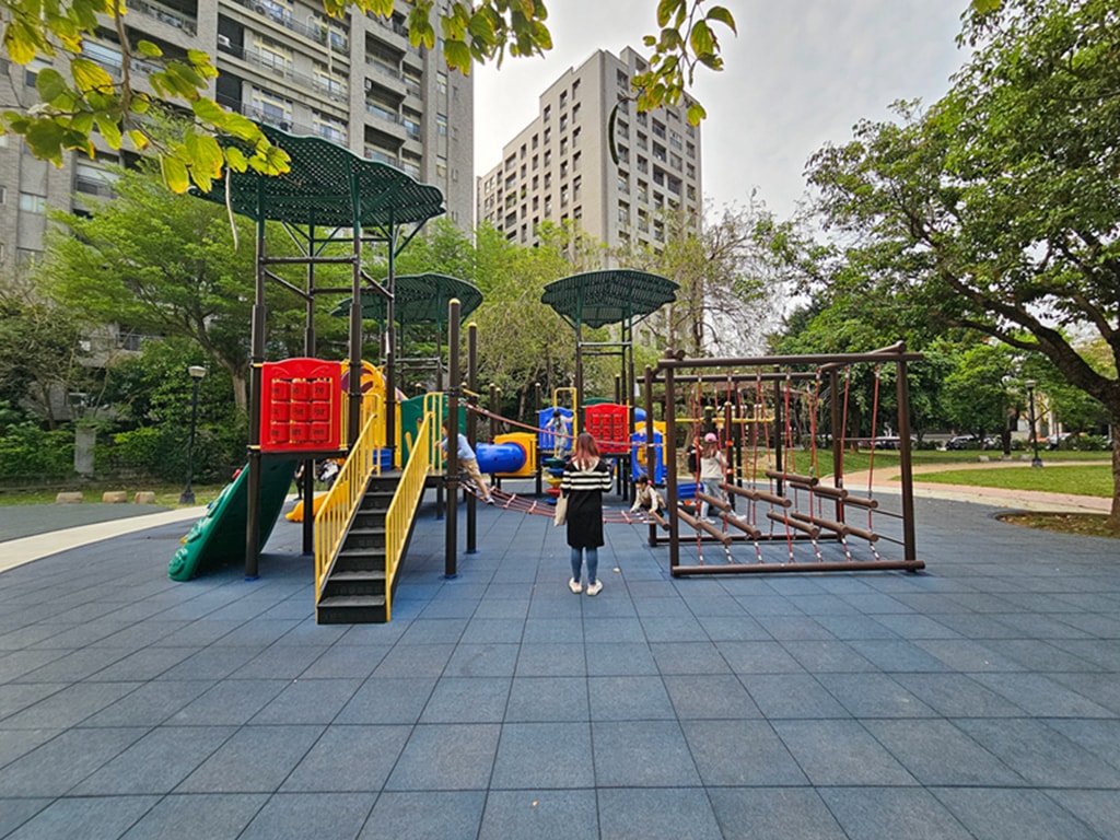 【台中特色公園】複合式主體遊具溜滑梯~南區樹仁公園｜滾木獨木橋遊具｜攀爬網挑戰區｜臺中美樂地