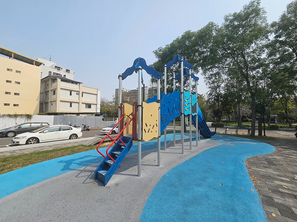 【台中特色公園】淨水溜滑梯~綠川水淨樂園|截流冒險組|飛碟轉盤|旋轉椅|小屋溜滑梯|臺中美樂地 - 第6張圖 【台中特色公園】淨水溜滑梯~綠川水淨樂園|截流冒險組|飛碟轉盤|旋轉椅|小屋溜滑梯|臺中美樂地