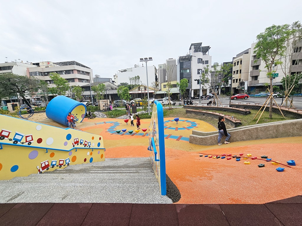 【台中特色公園】迷你鐵道遊戲場~東區公兒30振興公園｜彩色活動地墊＋火車鐵軌主題｜磨石子溜滑梯 & 攀爬牆｜沙坑＆水管涵洞｜臺中美樂地