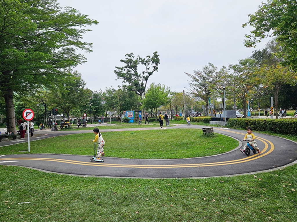 【台中特色公園】交通主題遊戲場 🚦~東區泉源兒童交通公園｜🚲 迷你道路系統｜大型車視野死角體驗區｜旋轉飛椅｜臺中美樂地