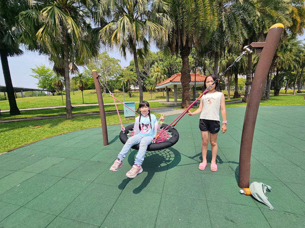【台中特色公園】綠色山丘遊戲場~東區東峰公園｜🌴 椰林步道｜鳥巢鞦韆｜臺中美樂地