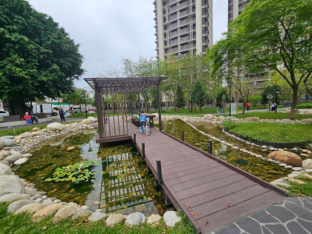 【台中特色公園】糖業故事結合親水景觀~東區蜜糖公園｜糖業小火車遊戲區｜紫嬌花步道｜臺中美樂地