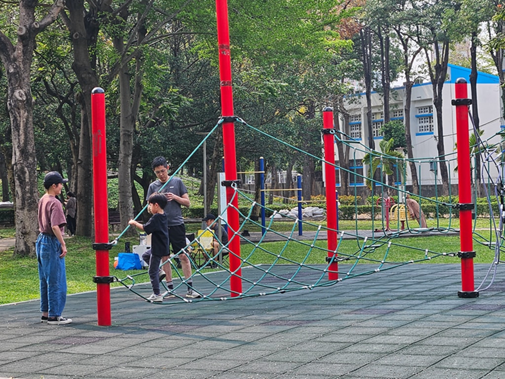 【台中特色公園】彩色溜滑梯遊戲區~南區健康公園｜鳥巢型圓盤鞦韆｜大型攀爬網設施｜臺中美樂地