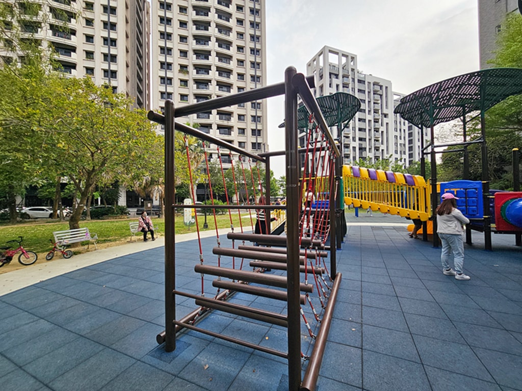 【台中特色公園】複合式主體遊具溜滑梯~南區樹仁公園｜滾木獨木橋遊具｜攀爬網挑戰區｜臺中美樂地