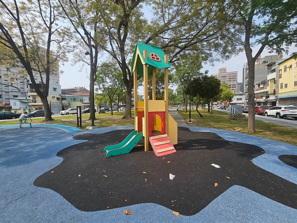 【台中特色公園】淨水溜滑梯~綠川水淨樂園｜截流冒險組｜飛碟轉盤｜旋轉椅｜小屋溜滑梯｜臺中美樂地