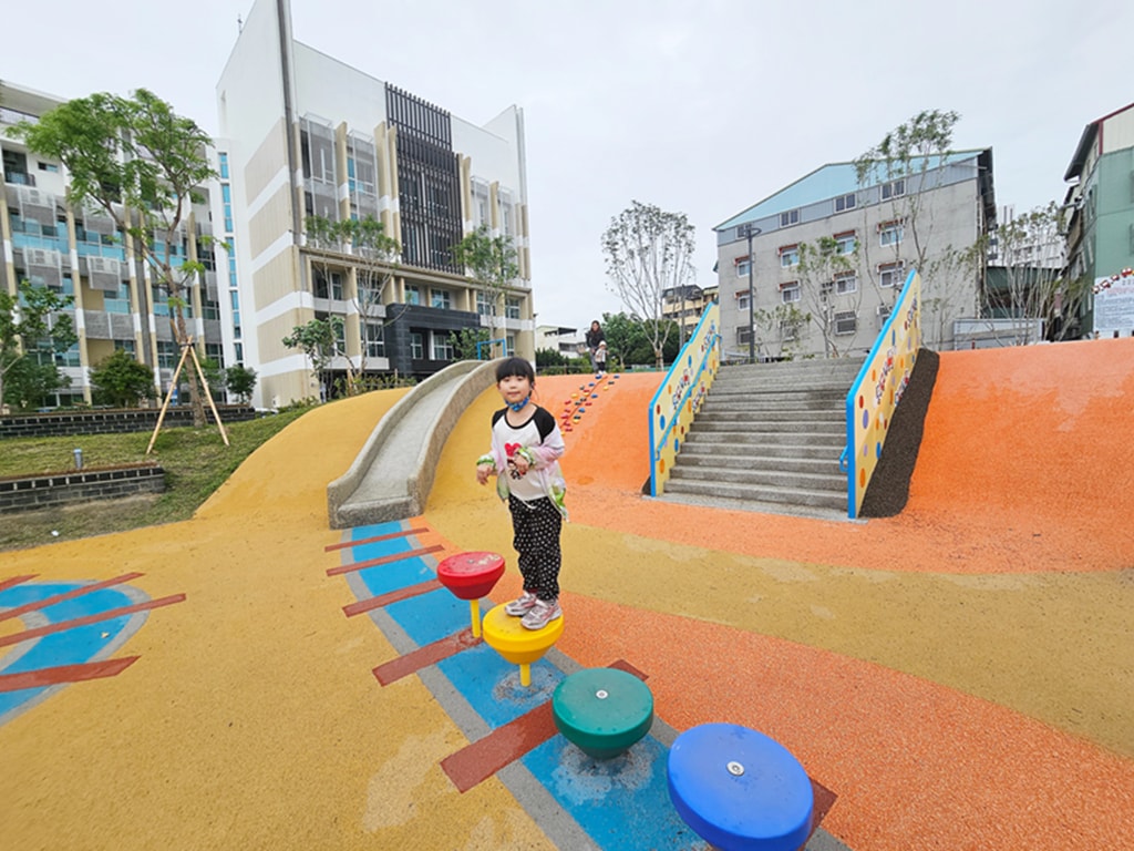 【台中特色公園】迷你鐵道遊戲場~東區公兒30振興公園｜彩色活動地墊＋火車鐵軌主題｜磨石子溜滑梯 & 攀爬牆｜沙坑＆水管涵洞｜臺中美樂地