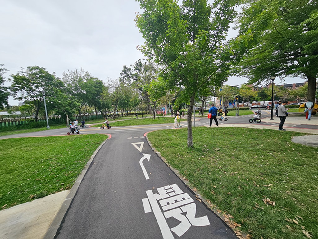 【台中特色公園】交通主題遊戲場 🚦~東區泉源兒童交通公園|🚲 迷你道路系統|大型車視野死角體驗區|旋轉飛椅|臺中美樂地 - 第7張圖 【台中特色公園】交通主題遊戲場 🚦~東區泉源兒童交通公園|🚲 迷你道路系統|大型車視野死角體驗區|旋轉飛椅|臺中美樂地