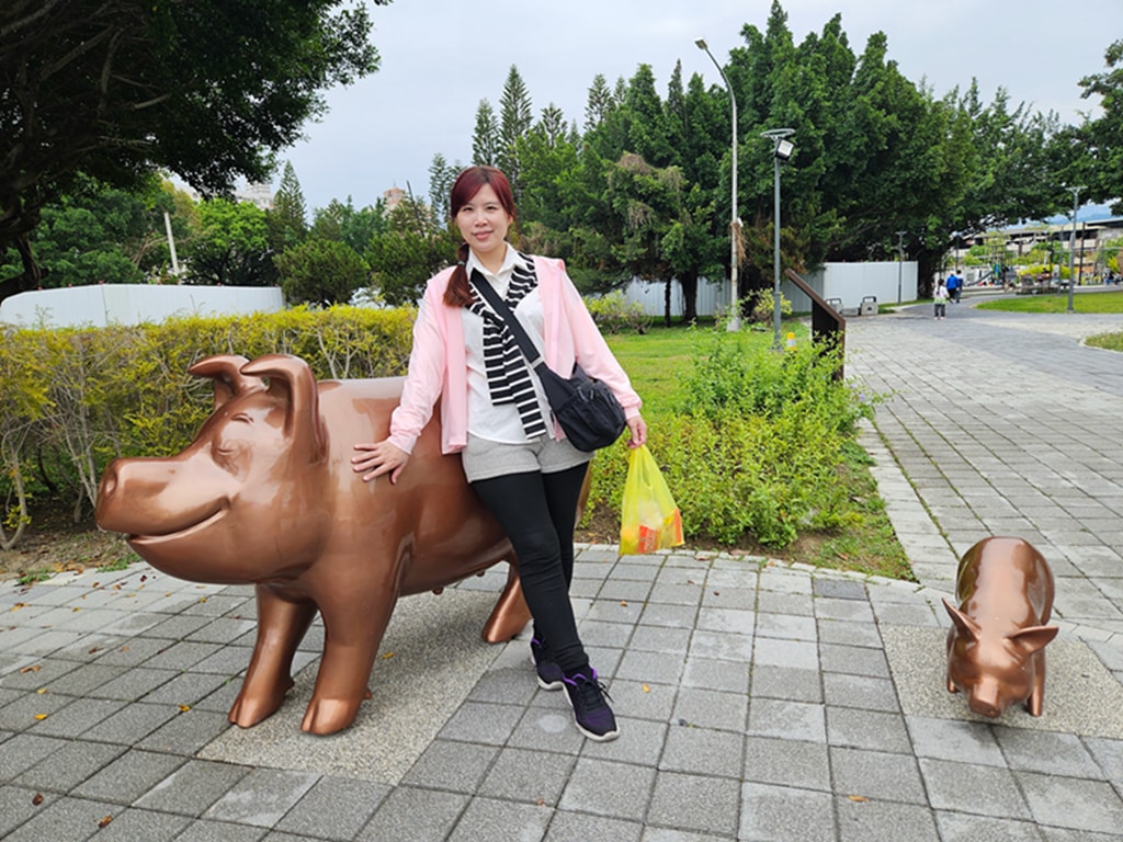 【台中特色公園】豬主題特色遊戲場~北區豬事圓滿公園|攀爬滑梯+旋轉盤親子放電好去處|多功能體健區|必打卡地標|臺中美樂地 - 第7張圖 【台中特色公園】豬主題特色遊戲場~北區豬事圓滿公園|攀爬滑梯+旋轉盤親子放電好去處|多功能體健區|必打卡地標|臺中美樂地
