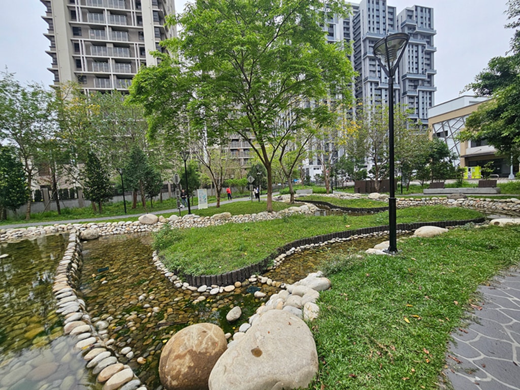 【台中特色公園】糖業故事結合親水景觀~東區蜜糖公園｜糖業小火車遊戲區｜紫嬌花步道｜臺中美樂地