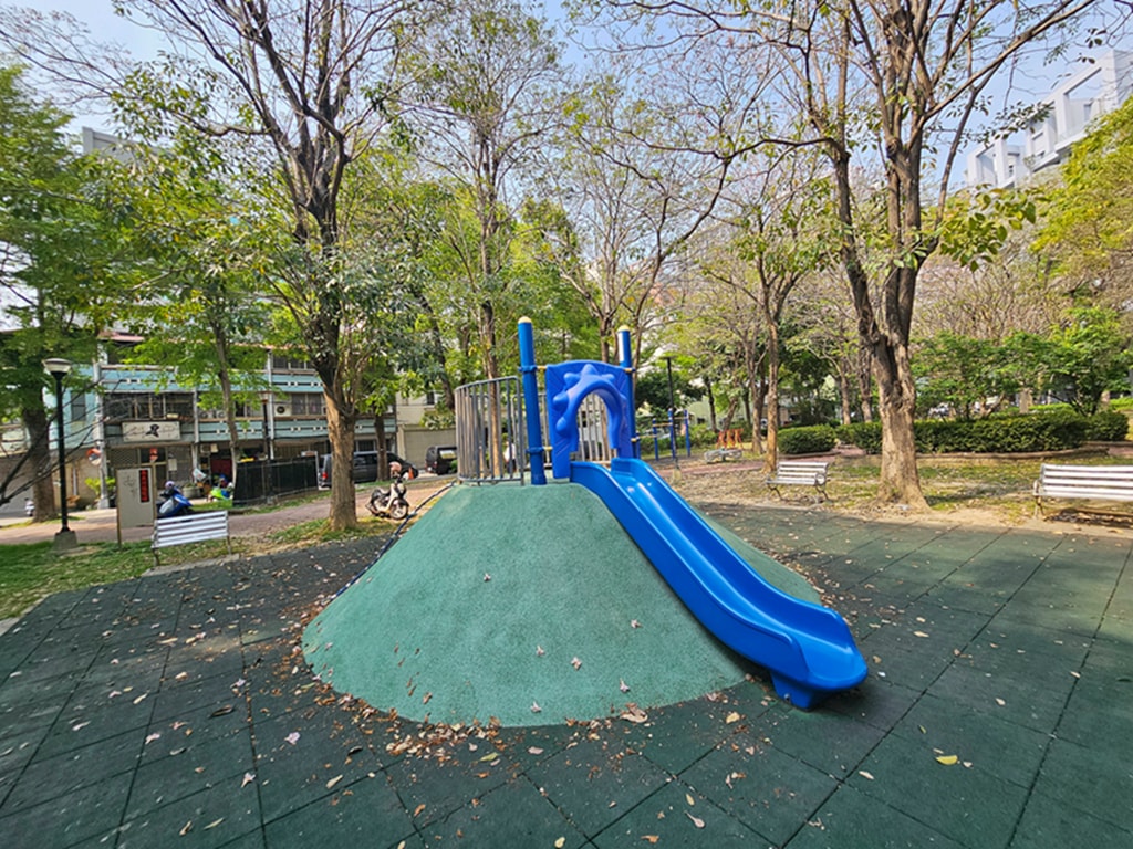 【台中特色公園】小山丘溜滑梯~南區南平公園|原木攀爬架|繩網步道&圓形隧道|鳥巢鞦韆|臺中美樂地 - 第8張圖 【台中特色公園】小山丘溜滑梯~南區南平公園|原木攀爬架|繩網步道&圓形隧道|鳥巢鞦韆|臺中美樂地