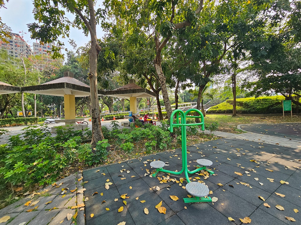 【台中特色公園】彩色溜滑梯遊戲區~南區健康公園｜鳥巢型圓盤鞦韆｜大型攀爬網設施｜臺中美樂地