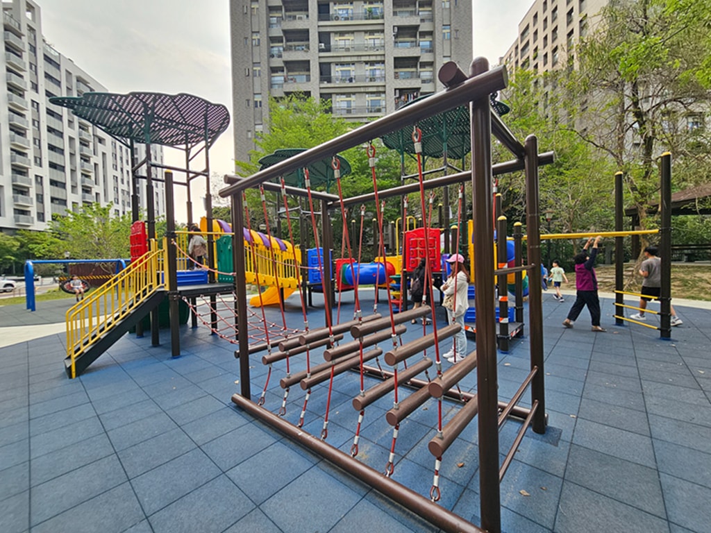 【台中特色公園】複合式主體遊具溜滑梯~南區樹仁公園|滾木獨木橋遊具|攀爬網挑戰區|臺中美樂地 - 第8張圖 【台中特色公園】複合式主體遊具溜滑梯~南區樹仁公園|滾木獨木橋遊具|攀爬網挑戰區|臺中美樂地
