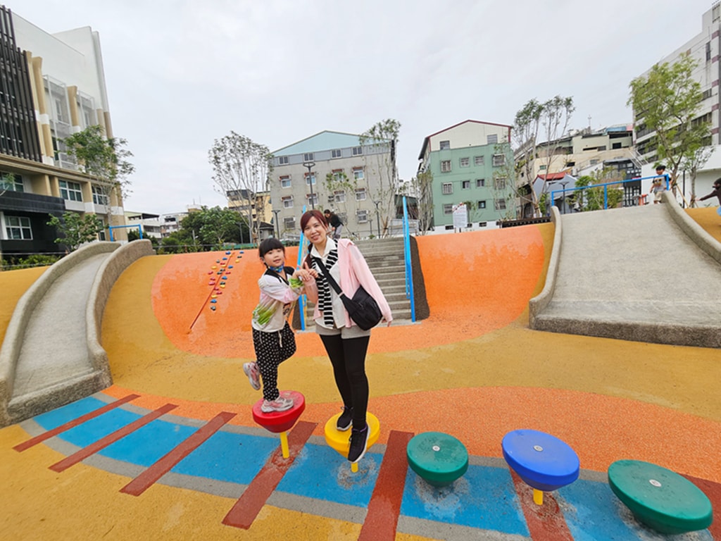 【台中特色公園】迷你鐵道遊戲場~東區公兒30振興公園｜彩色活動地墊＋火車鐵軌主題｜磨石子溜滑梯 & 攀爬牆｜沙坑＆水管涵洞｜臺中美樂地