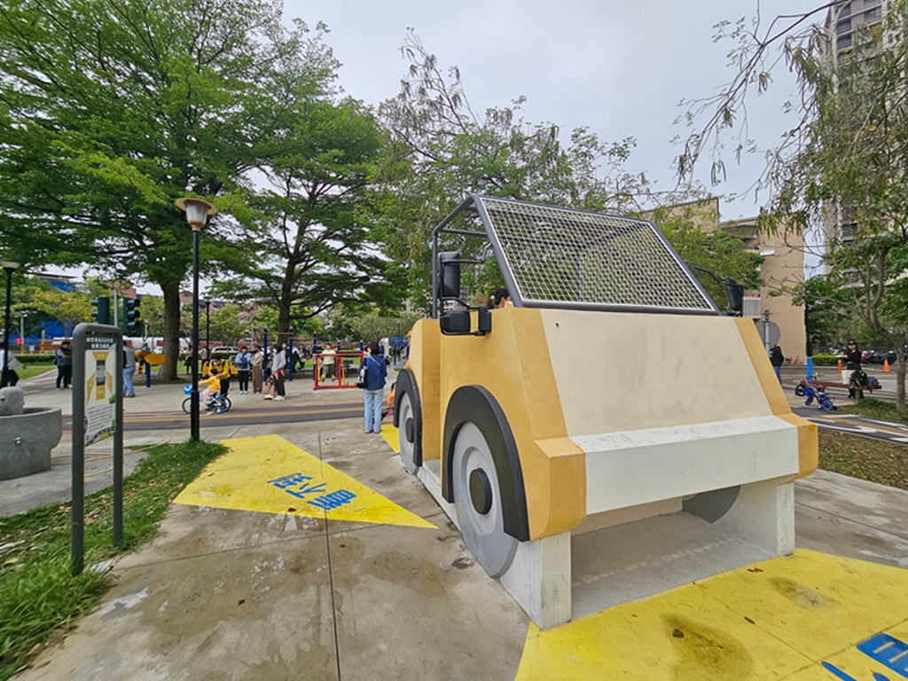 【台中特色公園】交通主題遊戲場 🚦~東區泉源兒童交通公園｜🚲 迷你道路系統｜大型車視野死角體驗區｜旋轉飛椅｜臺中美樂地