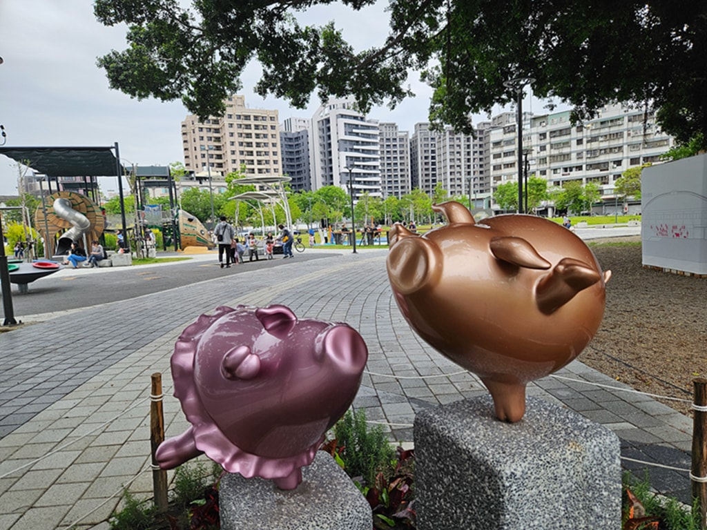 【台中特色公園】豬主題特色遊戲場~北區豬事圓滿公園|攀爬滑梯+旋轉盤親子放電好去處|多功能體健區|必打卡地標|臺中美樂地 - 第8張圖 【台中特色公園】豬主題特色遊戲場~北區豬事圓滿公園|攀爬滑梯+旋轉盤親子放電好去處|多功能體健區|必打卡地標|臺中美樂地