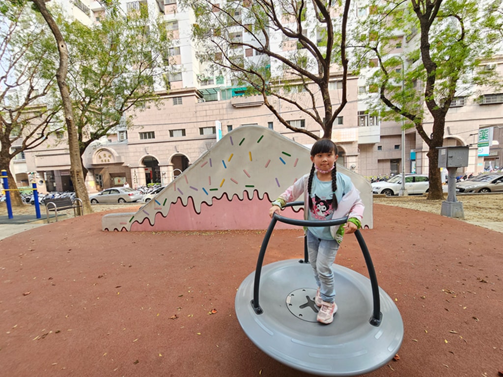 【台中特色公園】在地人溜小孩好地方~南區樹義園道｜磨石子溜滑梯｜旋轉盤設施｜臺中美樂地