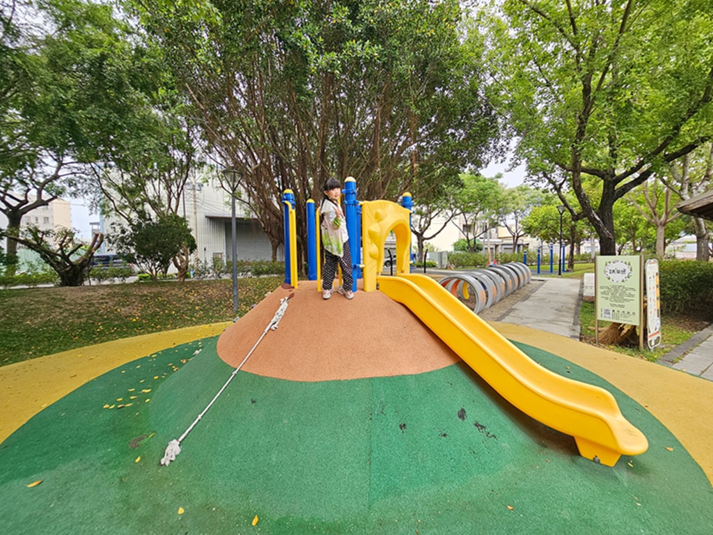 【台中特色公園】遊戲山丘溜滑梯~潭子栗林公園｜鳥巢式盪鞦韆｜臺中美樂地