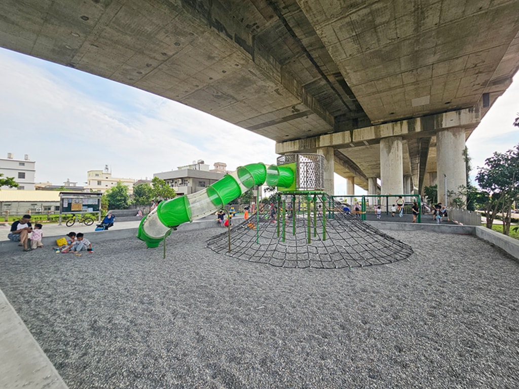 【台中特色公園】高攀爬遊具溜滑梯~龍井中興橋下綠地｜在地人私藏放空基地｜打球放風去｜臺中美樂地