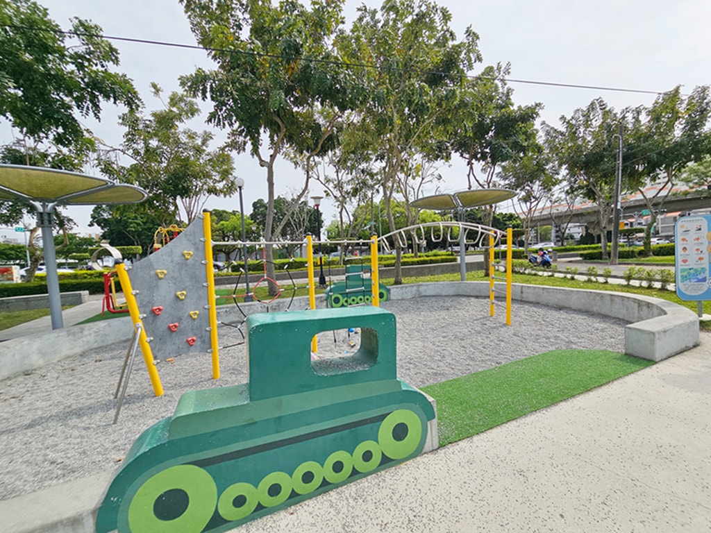 【台中特色公園】組合式遊具攀爬裝置~豐原忠勤新村綠地｜隱藏版放空基地｜廢墟變綠洲｜臺中美樂地
