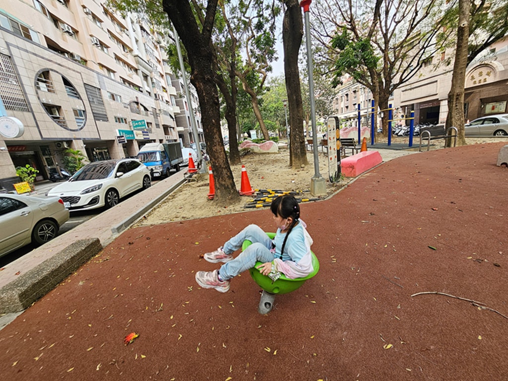 【台中特色公園】在地人溜小孩好地方~南區樹義園道|磨石子溜滑梯|旋轉盤設施|臺中美樂地 - 第10張圖 【台中特色公園】在地人溜小孩好地方~南區樹義園道|磨石子溜滑梯|旋轉盤設施|臺中美樂地