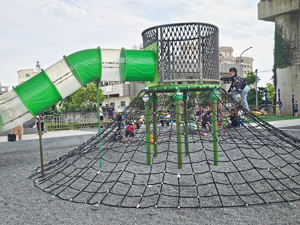 【台中特色公園】高攀爬遊具溜滑梯~龍井中興橋下綠地｜在地人私藏放空基地｜打球放風去｜臺中美樂地