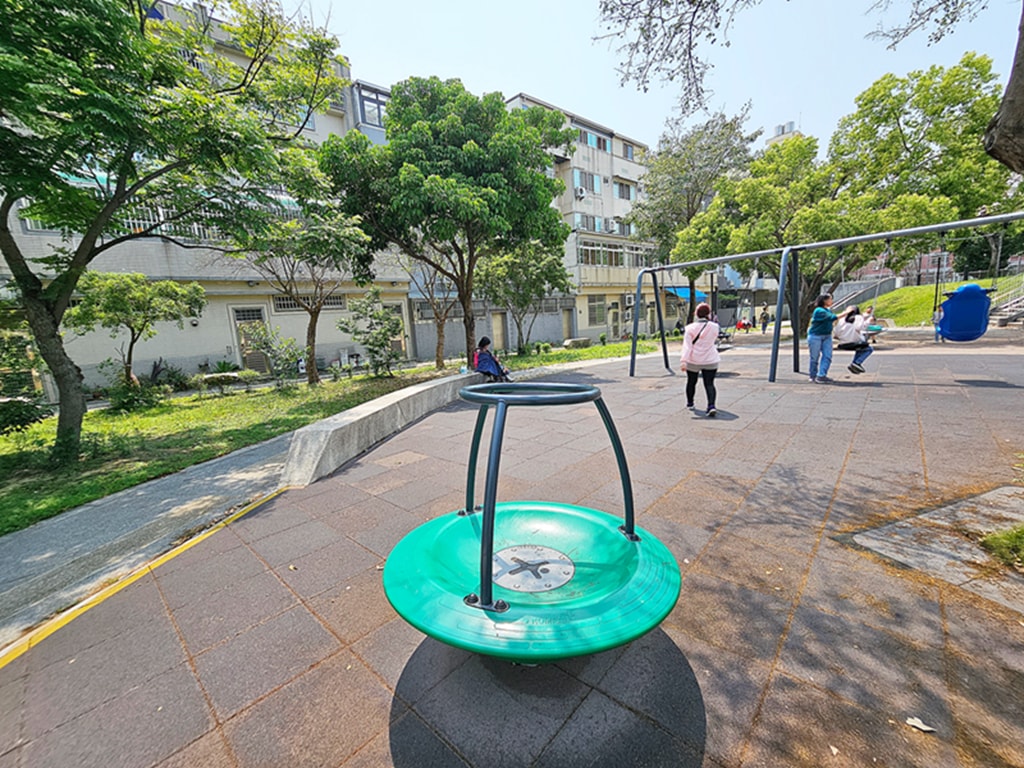 【台中特色公園】單人輪椅盪鞦韆~潭子潭陽公園｜三人共融式盪鞦韆｜小屋砂坑遊樂設施｜碟型旋轉設施｜臺中美樂地