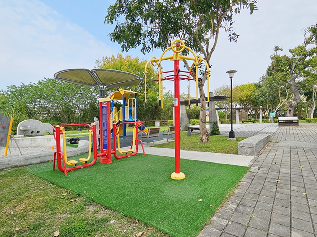 【台中特色公園】組合式遊具攀爬裝置~豐原忠勤新村綠地｜隱藏版放空基地｜廢墟變綠洲｜臺中美樂地