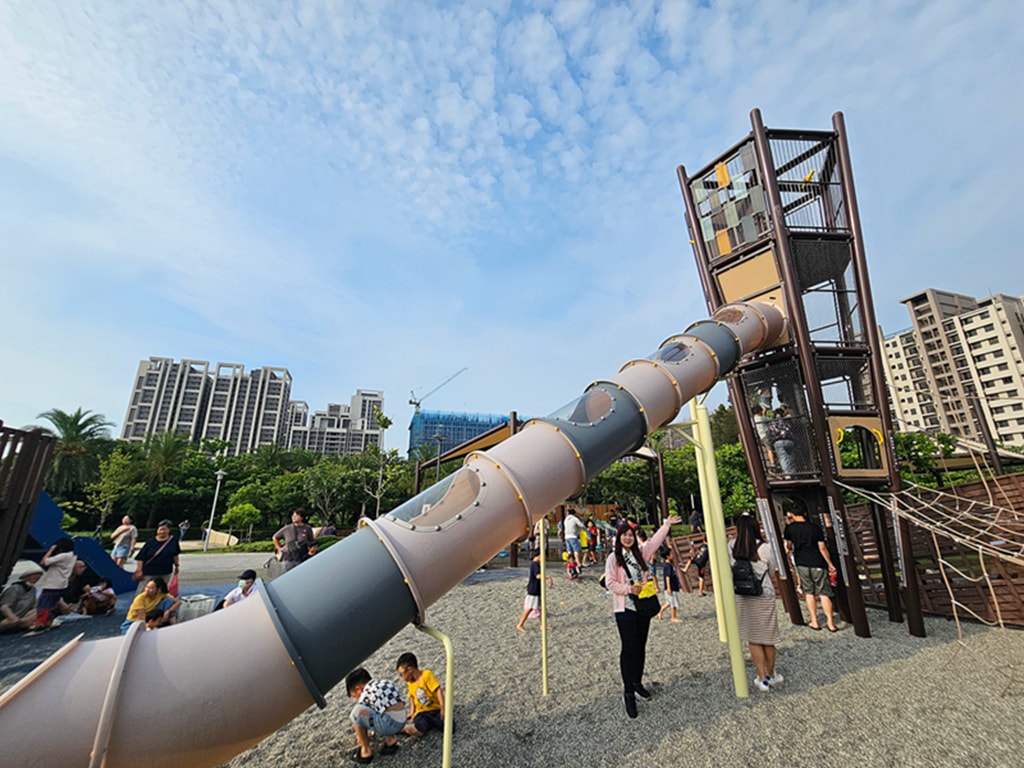 【台中特色公園】捕魚遊戲塔~梧棲下寮里漁寮運動公園｜海線最狂放電基地｜水戰綠洲｜船長奇航｜飛向大海｜臺中美樂地