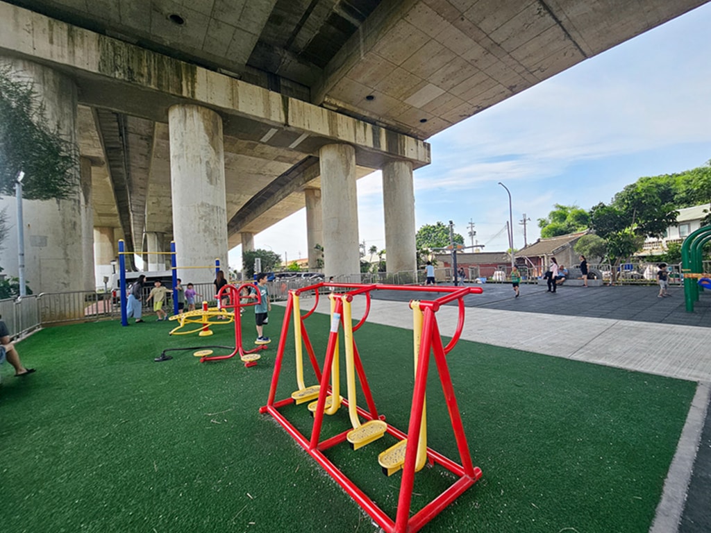 【台中特色公園】高攀爬遊具溜滑梯~龍井中興橋下綠地|在地人私藏放空基地|打球放風去|臺中美樂地 - 第11張圖 【台中特色公園】高攀爬遊具溜滑梯~龍井中興橋下綠地|在地人私藏放空基地|打球放風去|臺中美樂地