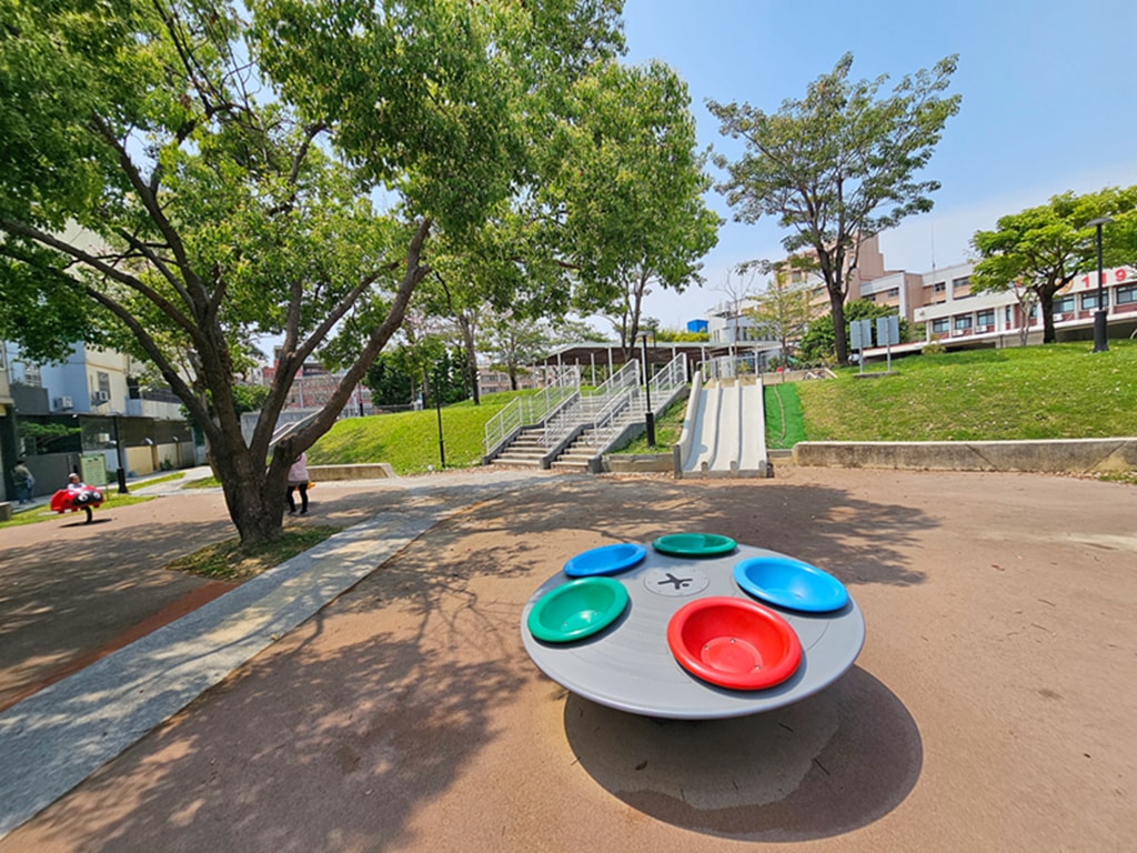 【台中特色公園】單人輪椅盪鞦韆~潭子潭陽公園｜三人共融式盪鞦韆｜小屋砂坑遊樂設施｜碟型旋轉設施｜臺中美樂地