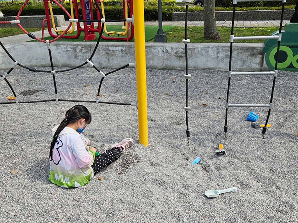 【台中特色公園】組合式遊具攀爬裝置~豐原忠勤新村綠地｜隱藏版放空基地｜廢墟變綠洲｜臺中美樂地