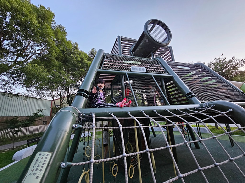 【台中特色公園】戰域堡壘遊戲場~神岡豐洲公園｜軍事風主題｜戰車造型溜滑梯｜攀爬網＋平衡設施｜臺中美樂地