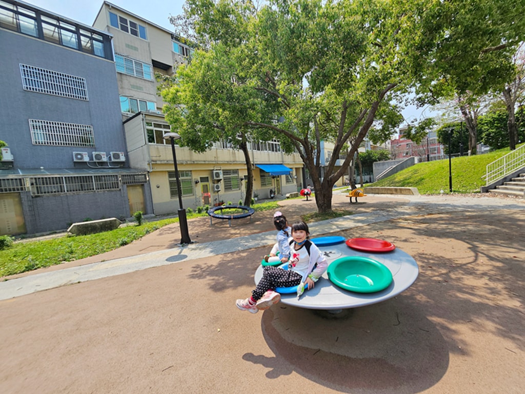 【台中特色公園】單人輪椅盪鞦韆~潭子潭陽公園｜三人共融式盪鞦韆｜小屋砂坑遊樂設施｜碟型旋轉設施｜臺中美樂地