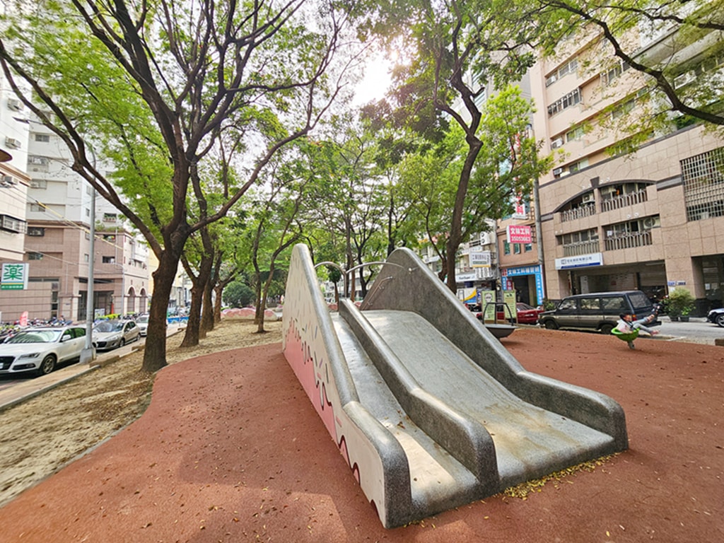 【台中特色公園】在地人溜小孩好地方~南區樹義園道|磨石子溜滑梯|旋轉盤設施|臺中美樂地 - 第12張圖 【台中特色公園】在地人溜小孩好地方~南區樹義園道|磨石子溜滑梯|旋轉盤設施|臺中美樂地