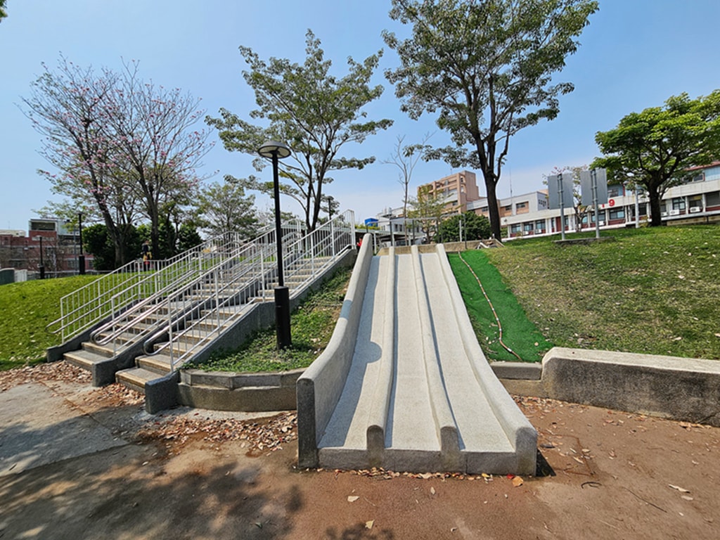 【台中特色公園】單人輪椅盪鞦韆~潭子潭陽公園｜三人共融式盪鞦韆｜小屋砂坑遊樂設施｜碟型旋轉設施｜臺中美樂地