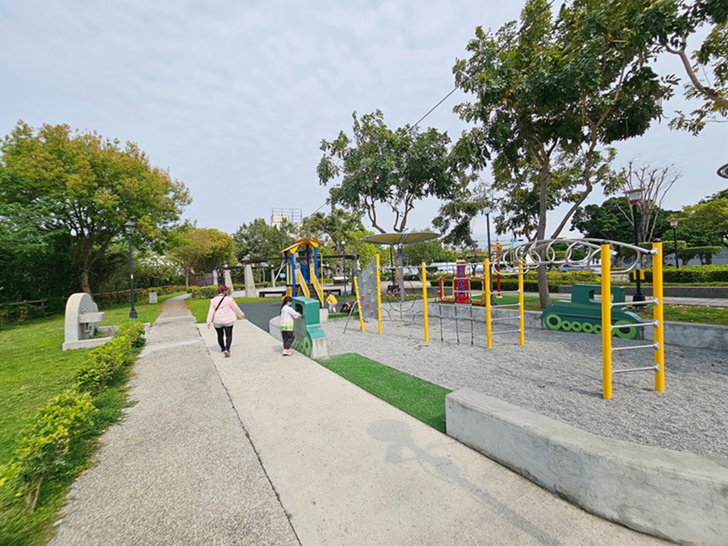 【台中特色公園】組合式遊具攀爬裝置~豐原忠勤新村綠地|隱藏版放空基地|廢墟變綠洲|臺中美樂地 - 第13張圖 【台中特色公園】組合式遊具攀爬裝置~豐原忠勤新村綠地|隱藏版放空基地|廢墟變綠洲|臺中美樂地
