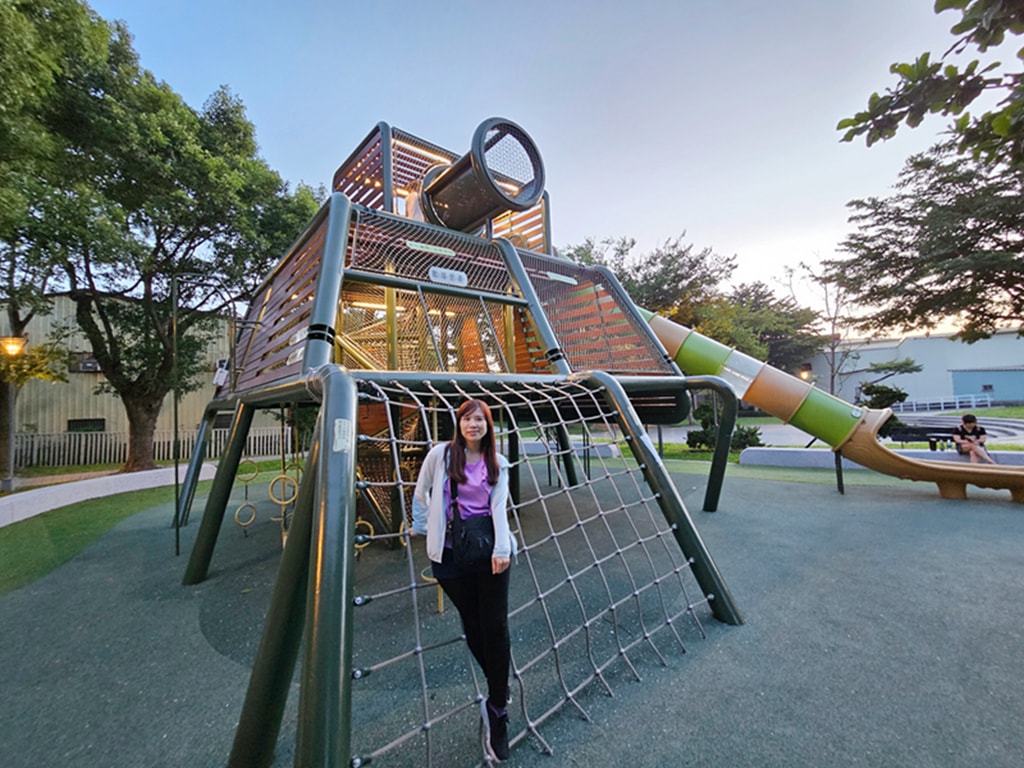 【台中特色公園】戰域堡壘遊戲場~神岡豐洲公園|軍事風主題|戰車造型溜滑梯|攀爬網+平衡設施|臺中美樂地 - 第13張圖 【台中特色公園】戰域堡壘遊戲場~神岡豐洲公園|軍事風主題|戰車造型溜滑梯|攀爬網+平衡設施|臺中美樂地