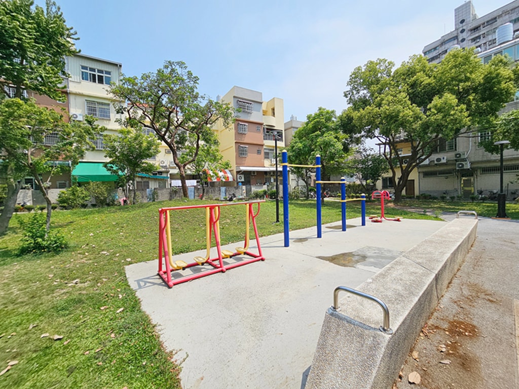 【台中特色公園】單人輪椅盪鞦韆~潭子潭陽公園｜三人共融式盪鞦韆｜小屋砂坑遊樂設施｜碟型旋轉設施｜臺中美樂地
