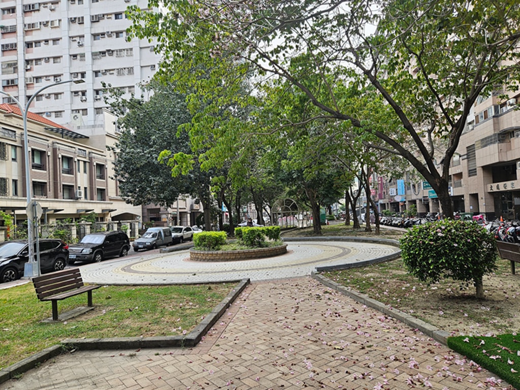 【台中特色公園】在地人溜小孩好地方~南區樹義園道｜磨石子溜滑梯｜旋轉盤設施｜臺中美樂地