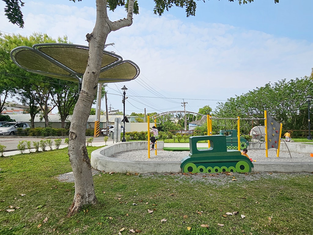 【台中特色公園】組合式遊具攀爬裝置~豐原忠勤新村綠地|隱藏版放空基地|廢墟變綠洲|臺中美樂地 - 第1張圖 【台中特色公園】組合式遊具攀爬裝置~豐原忠勤新村綠地|隱藏版放空基地|廢墟變綠洲|臺中美樂地